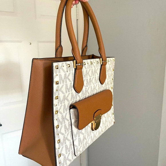 Michael Kors Purse with strap - Picture 9 of 11